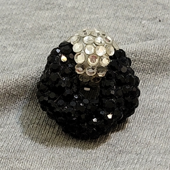 Vintage circular sequence clip on earrings. Retro party earrings. - Picture 5 of 8